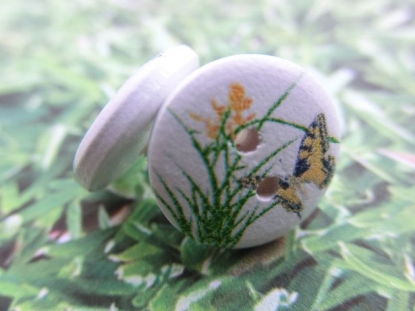 Holz Knopf Ohrstecker Blume Schmetterling Gras